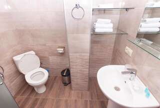 Отель Hotel Amser Тбилиси Двухместный номер с 1 кроватью и балконом (для 2 взрослых и 1 ребенка)-10