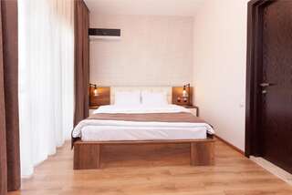 Отель Hotel Amser Тбилиси Двухместный номер с 1 кроватью и балконом (для 2 взрослых и 1 ребенка)-13